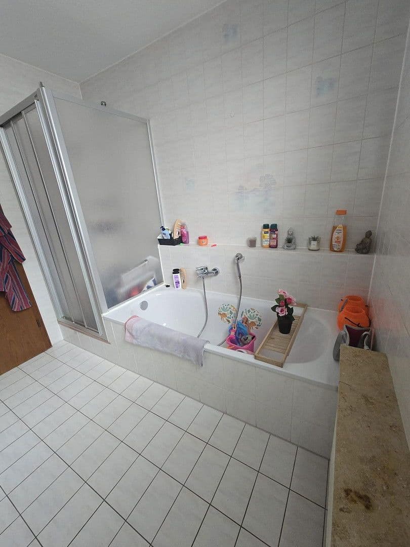 Prenájom bytu 3-izbový 95 m², Waldorfer Weg 41, Bornheim, Severné Porýnie - Westfálsko Prenájom bytu 3-izbový 95 m², Waldorfer Weg 41, Bornheim, Severné Porýnie - Westfálsko