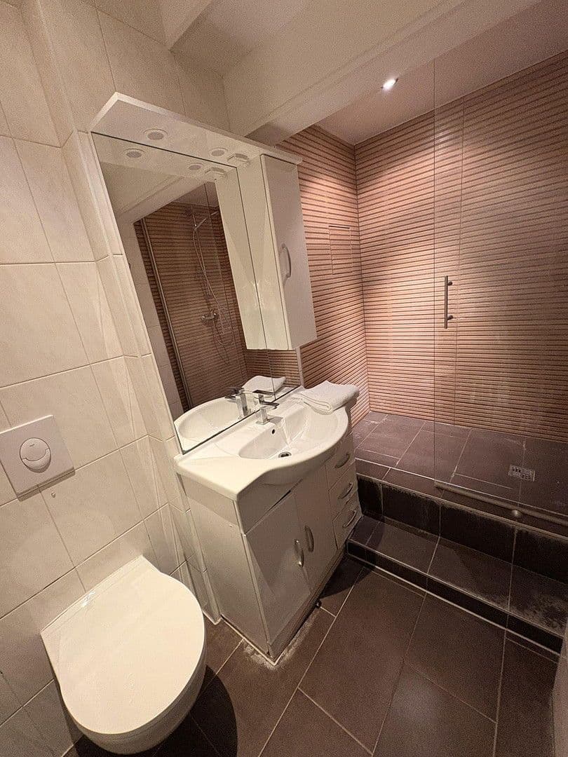 Prenájom bytu 5-izbový 160 m², Unterschleißheim, Bavorsko Prenájom bytu 5-izbový 160 m², Unterschleißheim, Bavorsko