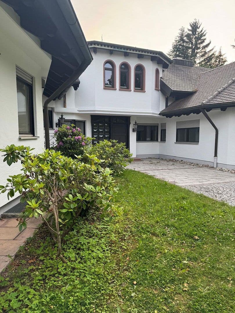 Predaj domu 540 m², pozemek 5.943 m², Waldweg 15, Kötz, Bavorsko Predaj domu 540 m², pozemek 5.943 m², Waldweg 15, Kötz, Bavorsko