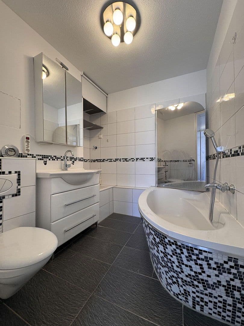 Prenájom bytu 4-izbový 94 m², Mainz, Porýnie-Falcko Prenájom bytu 4-izbový 94 m², Mainz, Porýnie-Falcko