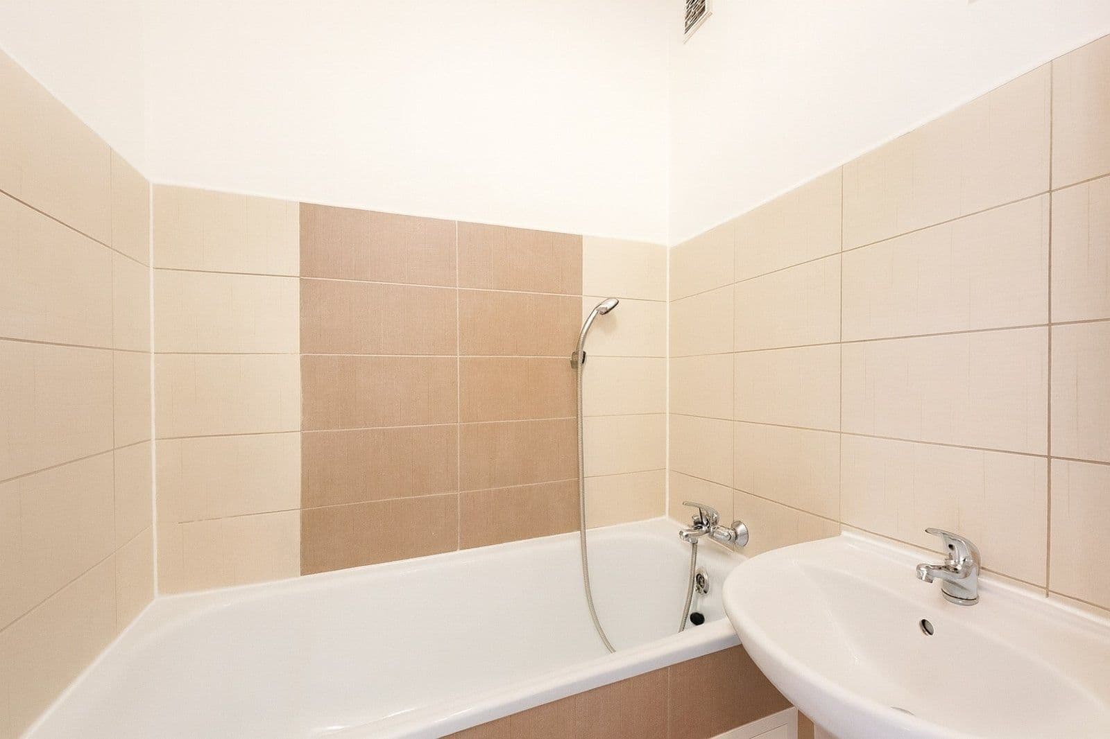 Prenájom bytu 2-izbový 52 m², Dlouhá třída, Havířov, Moravskoslezský kraj Prenájom bytu 2-izbový 52 m², Dlouhá třída, Havířov, Moravskoslezský kraj