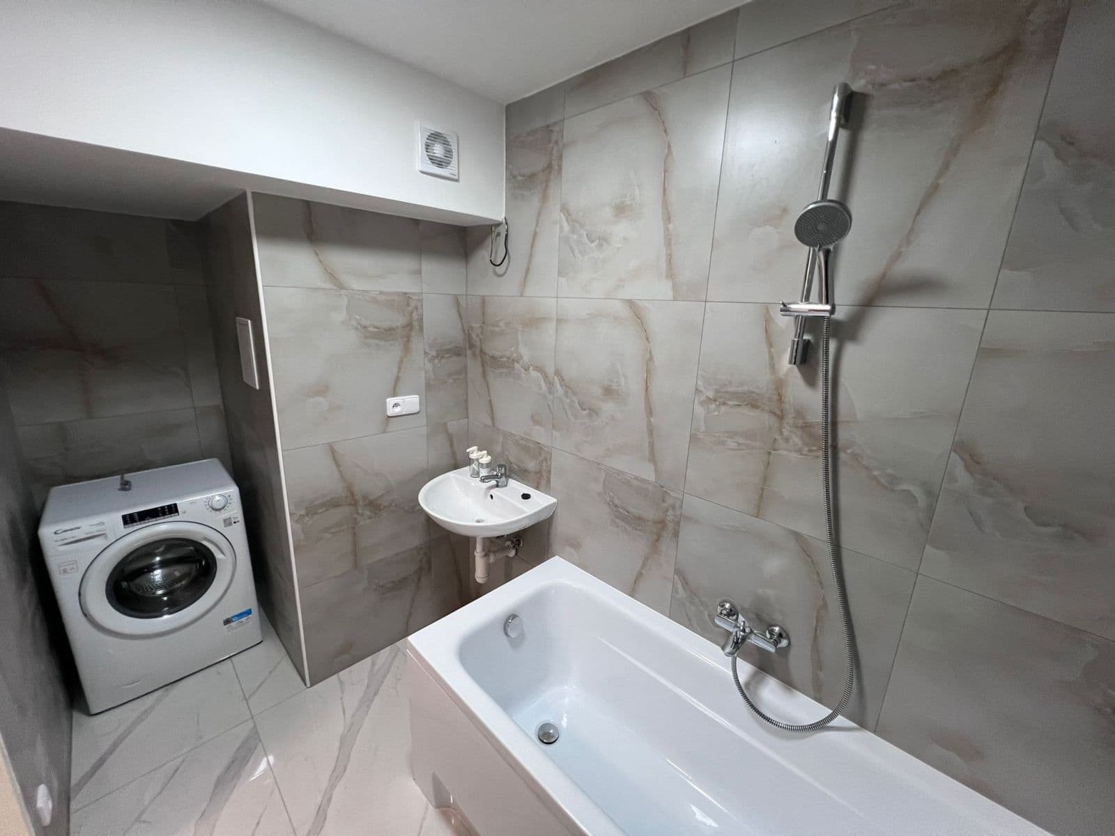 Prenájom bytu 77 m², Koptova, Karlovy Vary, Karlovarský kraj Prenájom bytu 77 m², Koptova, Karlovy Vary, Karlovarský kraj