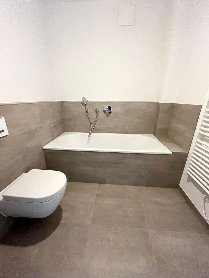 Prenájom bytu 3-izbový 98 m², Regattastr. 5, Berlin, Berlín Prenájom bytu 3-izbový 98 m², Regattastr. 5, Berlin, Berlín