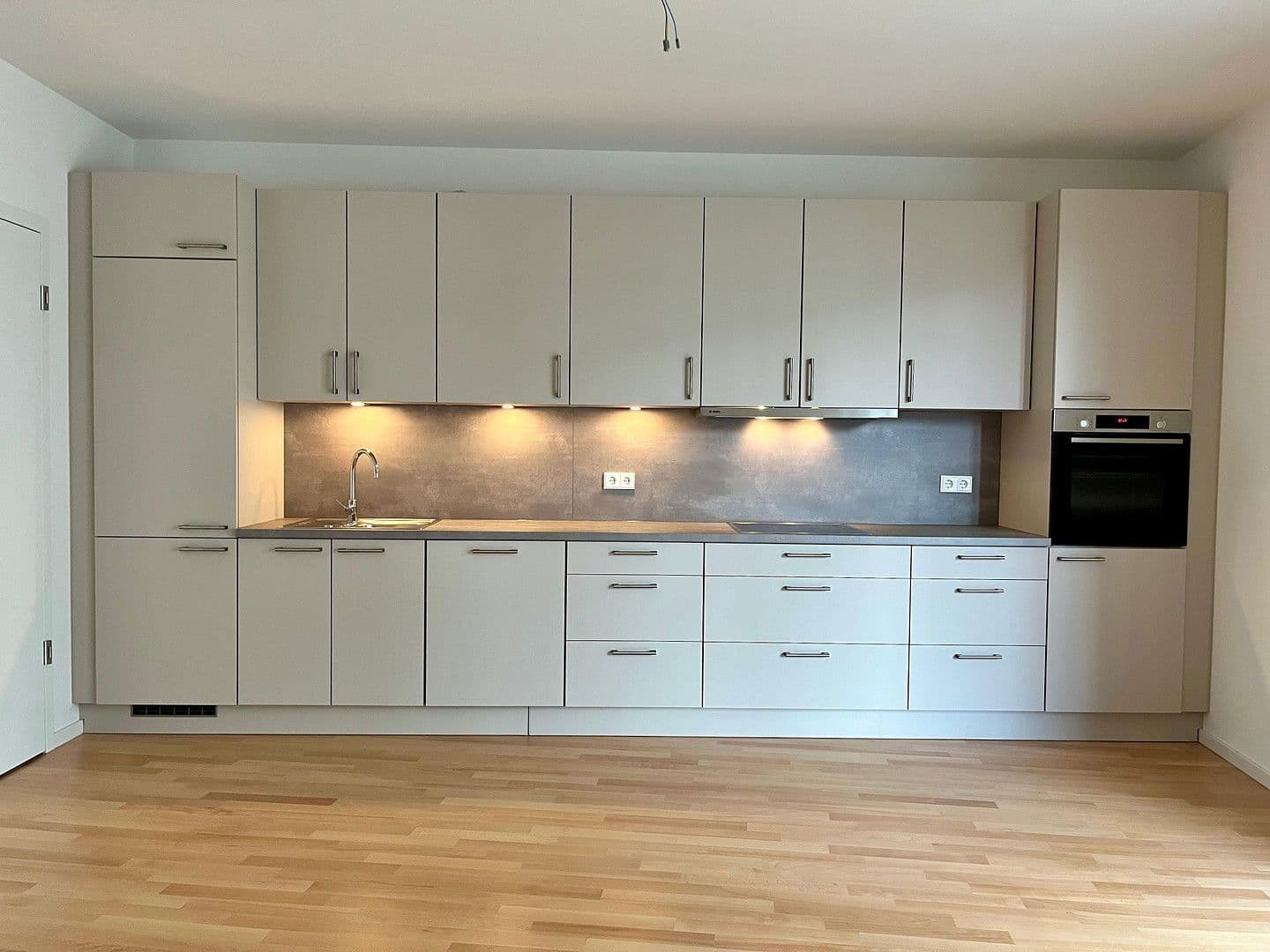 Prenájom bytu 3-izbový 98 m², Regattastr. 5, Berlin, Berlín Prenájom bytu 3-izbový 98 m², Regattastr. 5, Berlin, Berlín