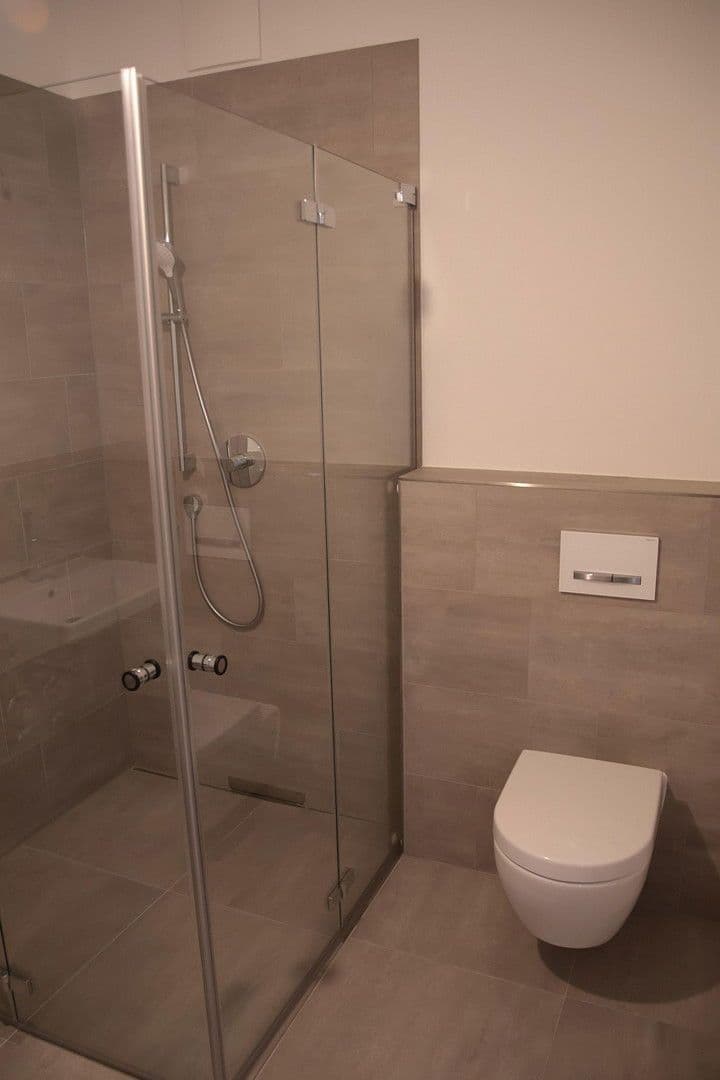 Prenájom bytu 3-izbový 98 m², Regattastr. 5, Berlin, Berlín Prenájom bytu 3-izbový 98 m², Regattastr. 5, Berlin, Berlín