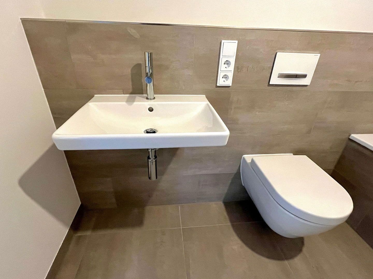 Prenájom bytu 3-izbový 98 m², Regattastr. 5, Berlin, Berlín Prenájom bytu 3-izbový 98 m², Regattastr. 5, Berlin, Berlín