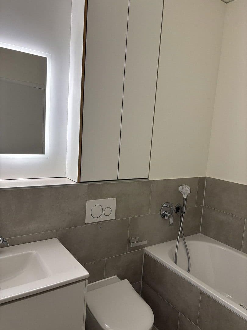 Prenájom bytu 3-izbový 105 m², Regattastr 51e, Berlin, Berlín Prenájom bytu 3-izbový 105 m², Regattastr 51e, Berlin, Berlín