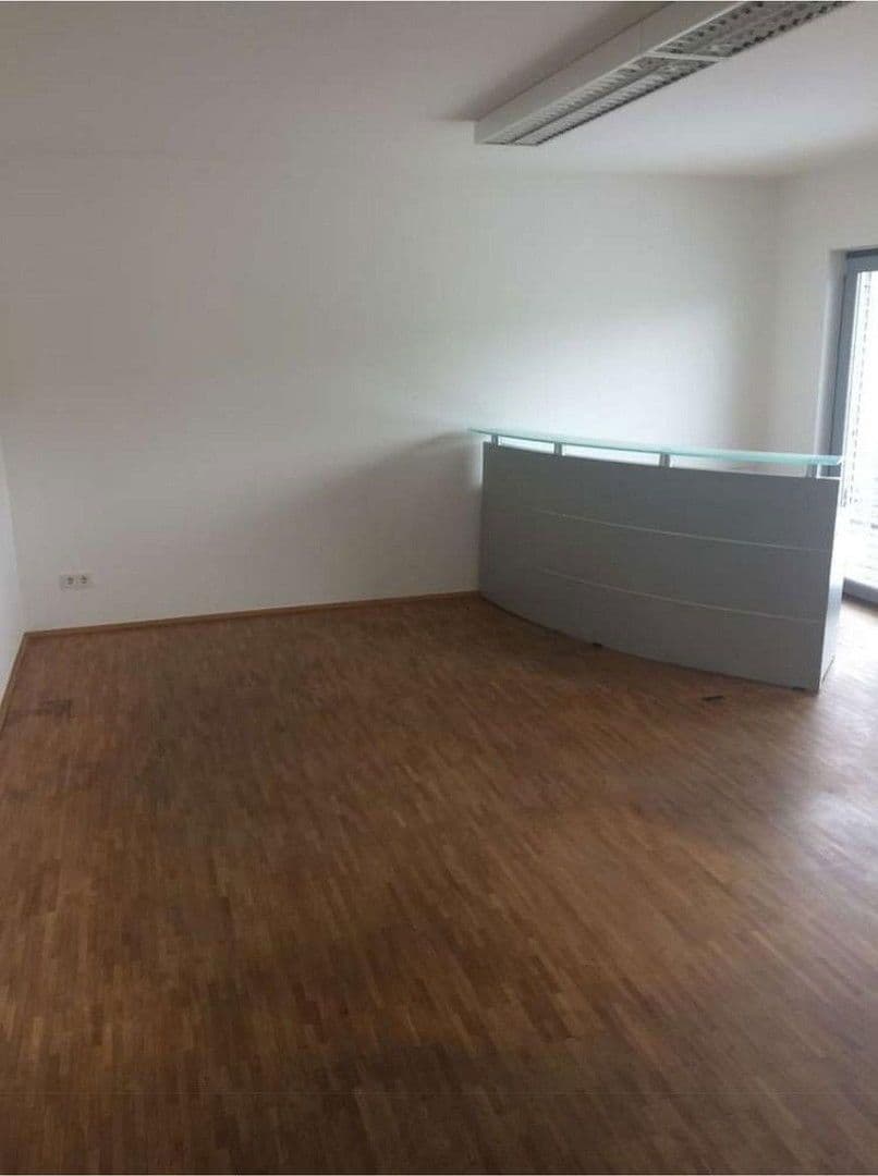 Prenájom nebytového priestoru 750 m², Carl Zeiss Str. 8, Bad Camberg, Hesensko Prenájom nebytového priestoru 750 m², Carl Zeiss Str. 8, Bad Camberg, Hesensko