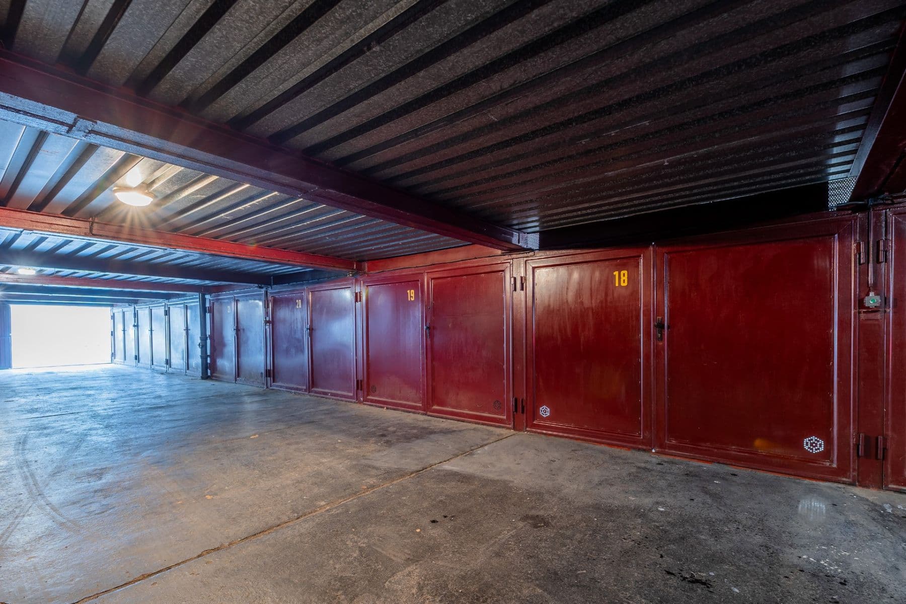 Prenájom garáže 15 m², Pecháčkova, Plzeň, Plzeňský kraj Prenájom garáže 15 m², Pecháčkova, Plzeň, Plzeňský kraj