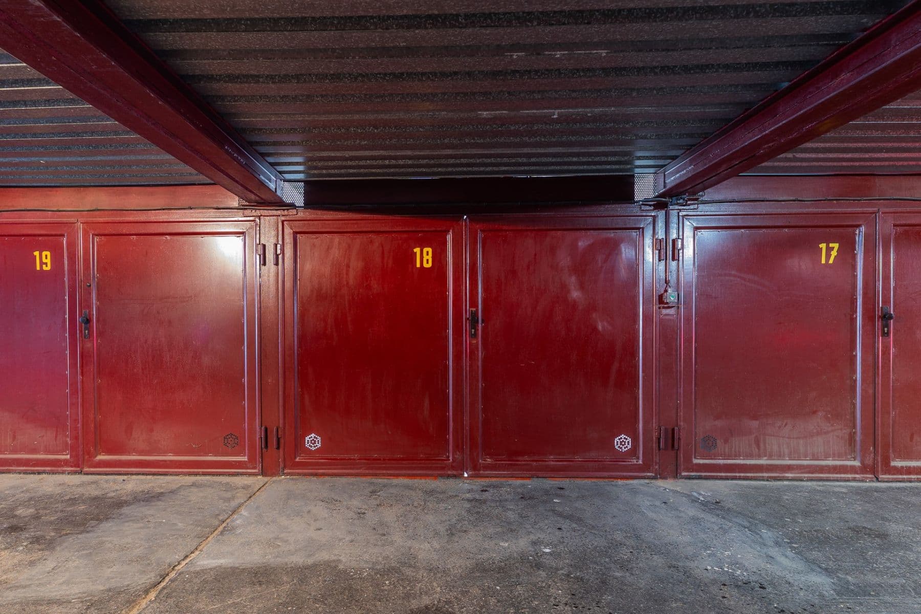 Prenájom garáže 15 m², Pecháčkova, Plzeň, Plzeňský kraj Prenájom garáže 15 m², Pecháčkova, Plzeň, Plzeňský kraj