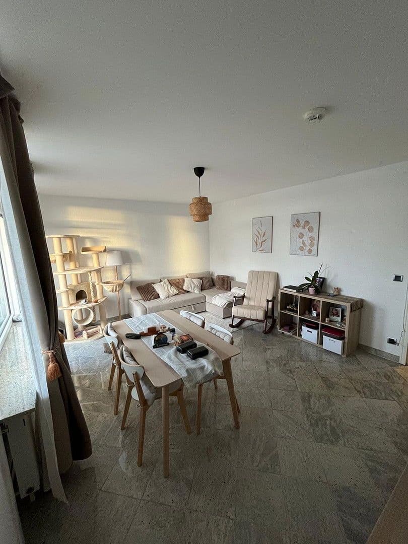 Prenájom bytu 3-izbový 83 m², Frankfurt am Main, Hesensko Prenájom bytu 3-izbový 83 m², Frankfurt am Main, Hesensko