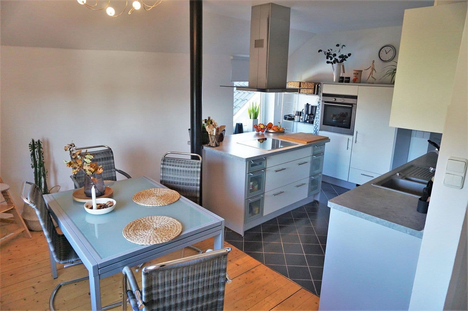 Prenájom bytu 4-izbový 148 m², Rinteln, Dolné Sasko Prenájom bytu 4-izbový 148 m², Rinteln, Dolné Sasko