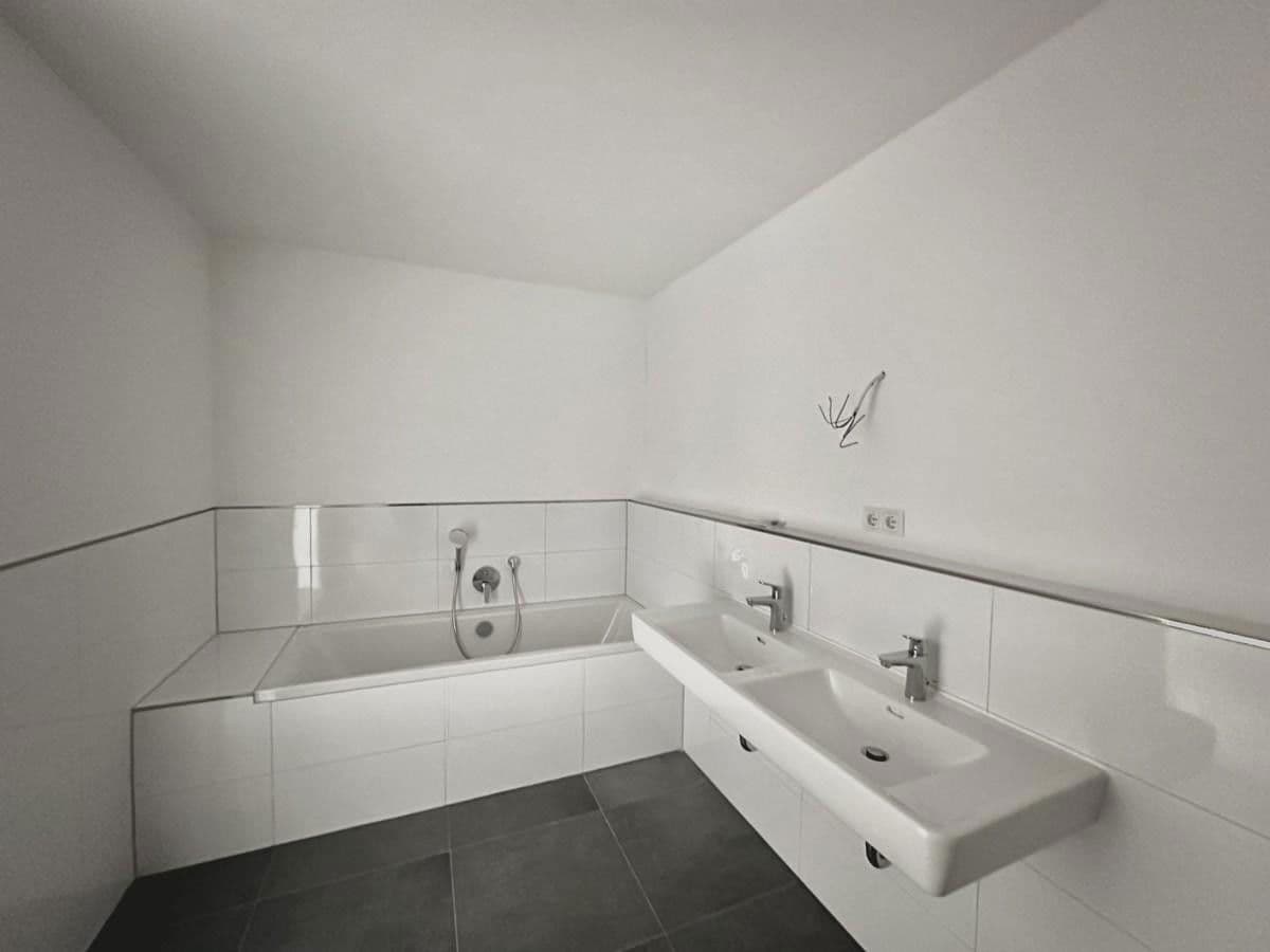 Prenájom bytu 4-izbový 121 m², Kieselbronn, Bádensko-Wurttembersko Prenájom bytu 4-izbový 121 m², Kieselbronn, Bádensko-Wurttembersko