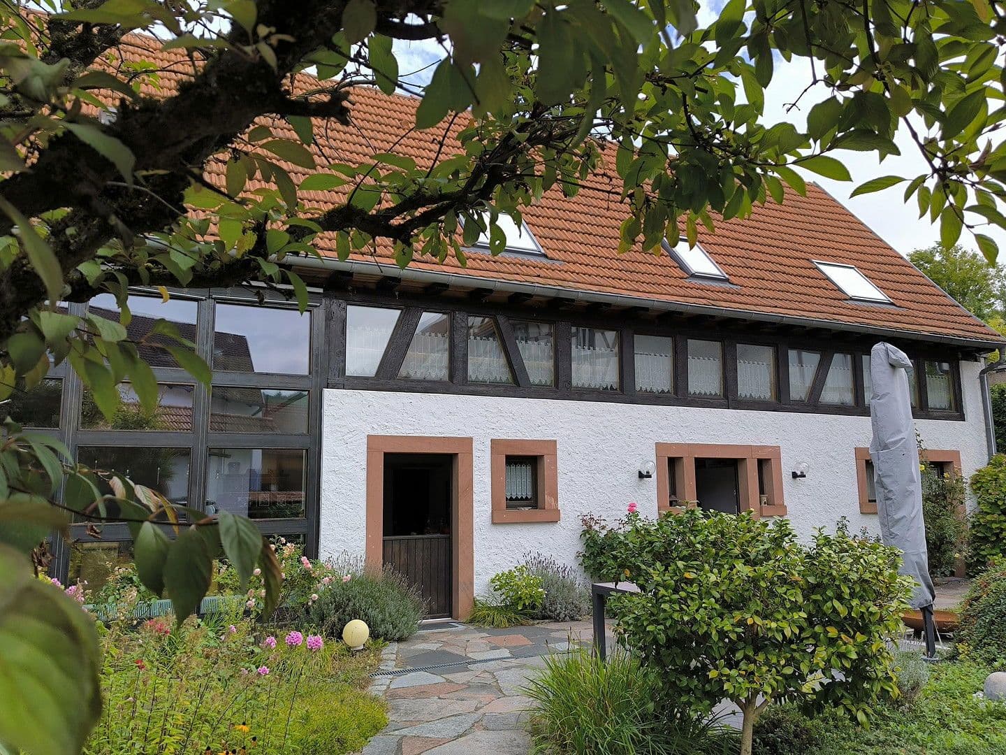 Predaj domu 325 m², pozemek 757 m², Friedhofstr. 2, Lautertal (Odenwald), Hesensko Predaj domu 325 m², pozemek 757 m², Friedhofstr. 2, Lautertal (Odenwald), Hesensko