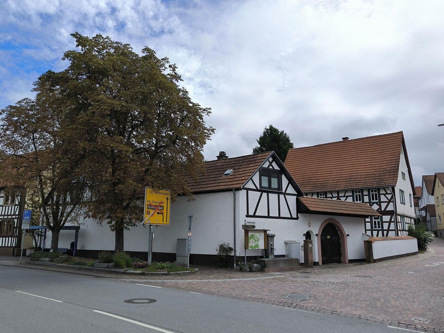Predaj domu 325 m², pozemek 757 m², Friedhofstr. 2, Lautertal (Odenwald), Hesensko Predaj domu 325 m², pozemek 757 m², Friedhofstr. 2, Lautertal (Odenwald), Hesensko