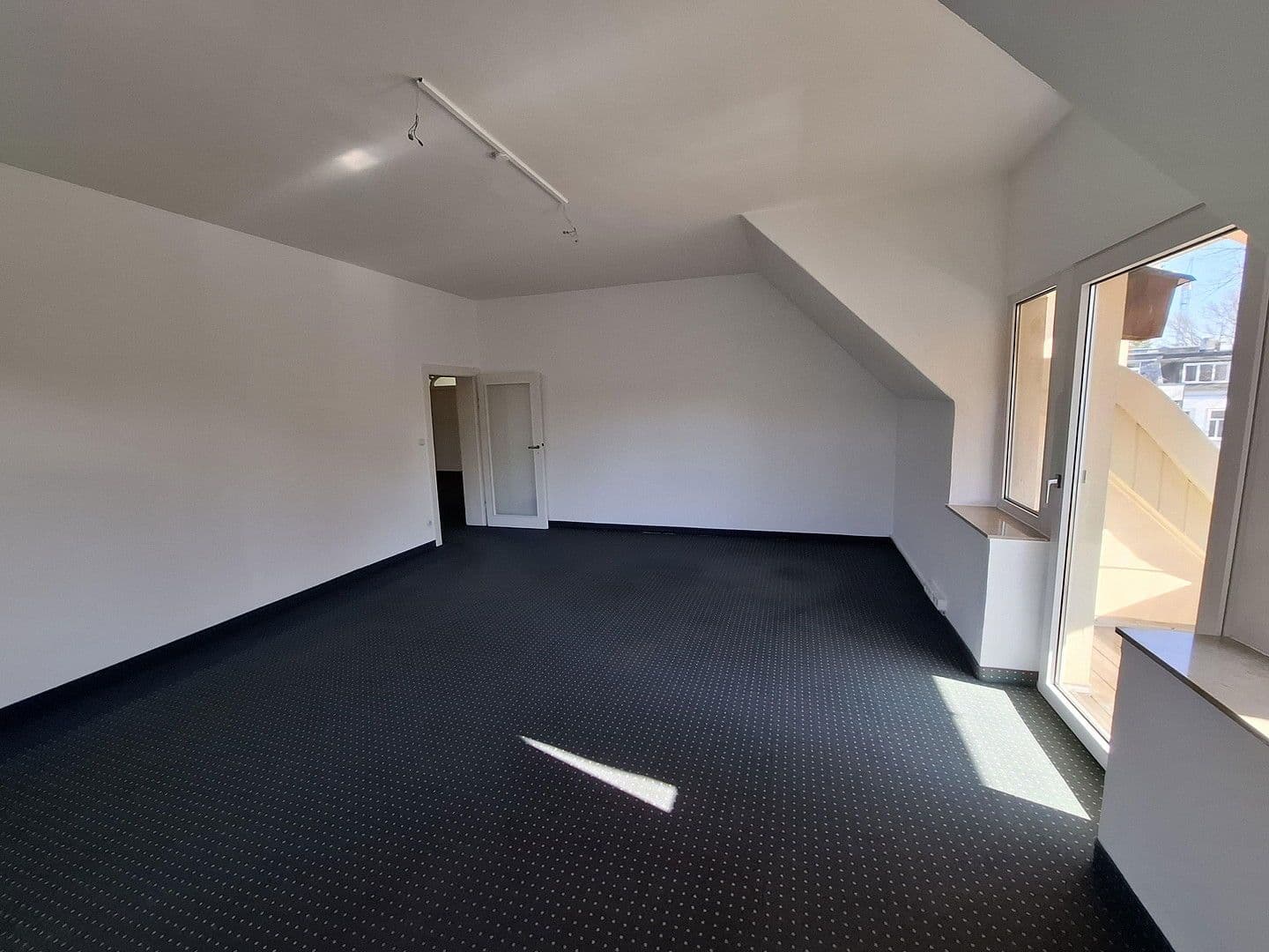 Prenájom kancelárie 250 m², Loebensteinstr. 38, Hannover, Dolné Sasko Prenájom kancelárie 250 m², Loebensteinstr. 38, Hannover, Dolné Sasko