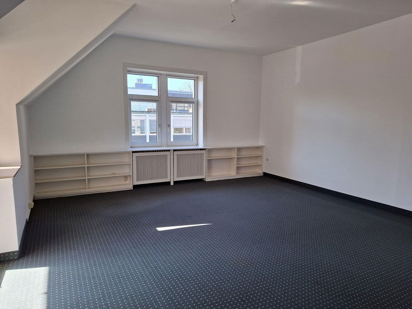 Prenájom kancelárie 250 m², Loebensteinstr. 38, Hannover, Dolné Sasko Prenájom kancelárie 250 m², Loebensteinstr. 38, Hannover, Dolné Sasko