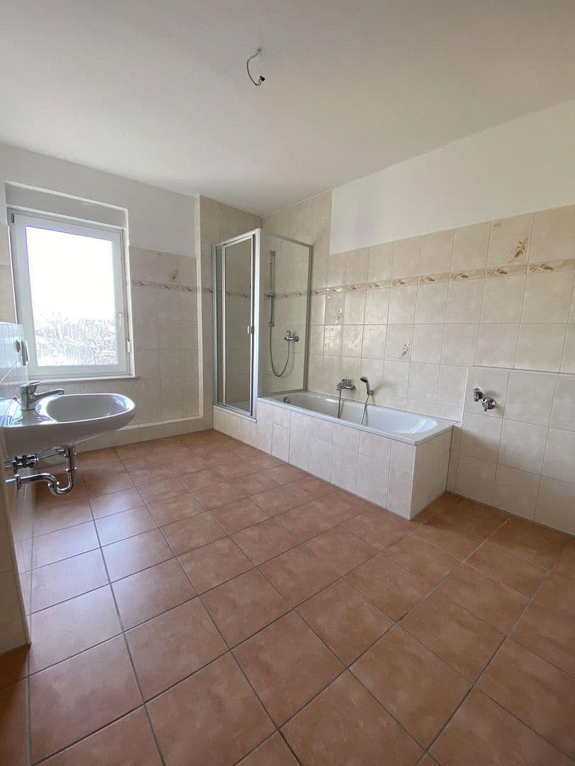 Prenájom bytu 4-izbový 100 m², Altenburg, Durínsko Prenájom bytu 4-izbový 100 m², Altenburg, Durínsko