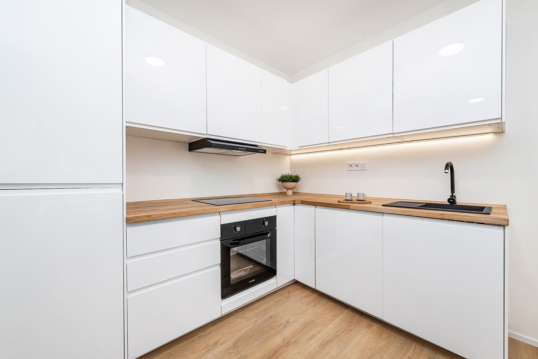 Predaj bytu 3-izbový 57 m², Hostýnská, Praha, Praha Predaj bytu 3-izbový 57 m², Hostýnská, Praha, Praha