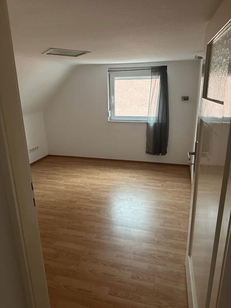 Prenájom domu 128 m², pozemek 71 m², Stuttgart, Bádensko-Wurttembersko Prenájom domu 128 m², pozemek 71 m², Stuttgart, Bádensko-Wurttembersko