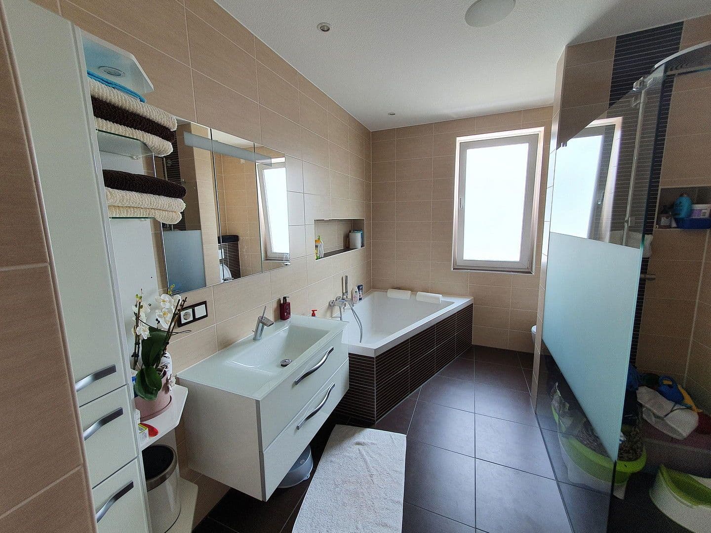 Prenájom bytu 4-izbový 142 m², Frankfurt am Main, Hesensko Prenájom bytu 4-izbový 142 m², Frankfurt am Main, Hesensko