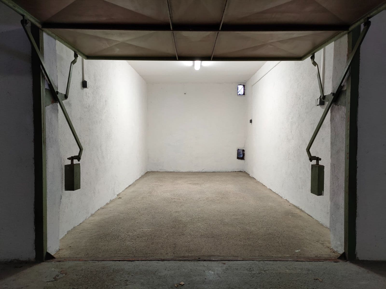 Prenájom garáže 16 m², Bellevue, Kladno, Středočeský kraj Prenájom garáže 16 m², Bellevue, Kladno, Středočeský kraj