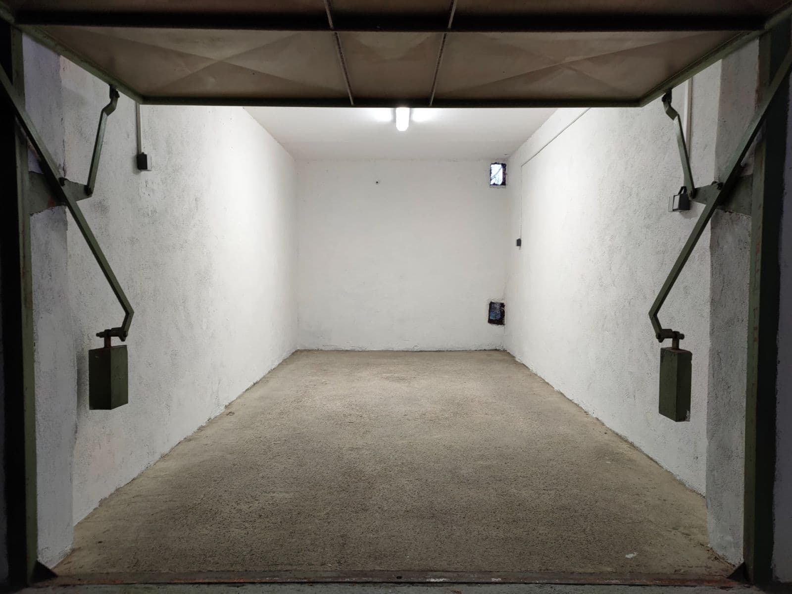 Prenájom garáže 16 m², Bellevue, Kladno, Středočeský kraj Prenájom garáže 16 m², Bellevue, Kladno, Středočeský kraj