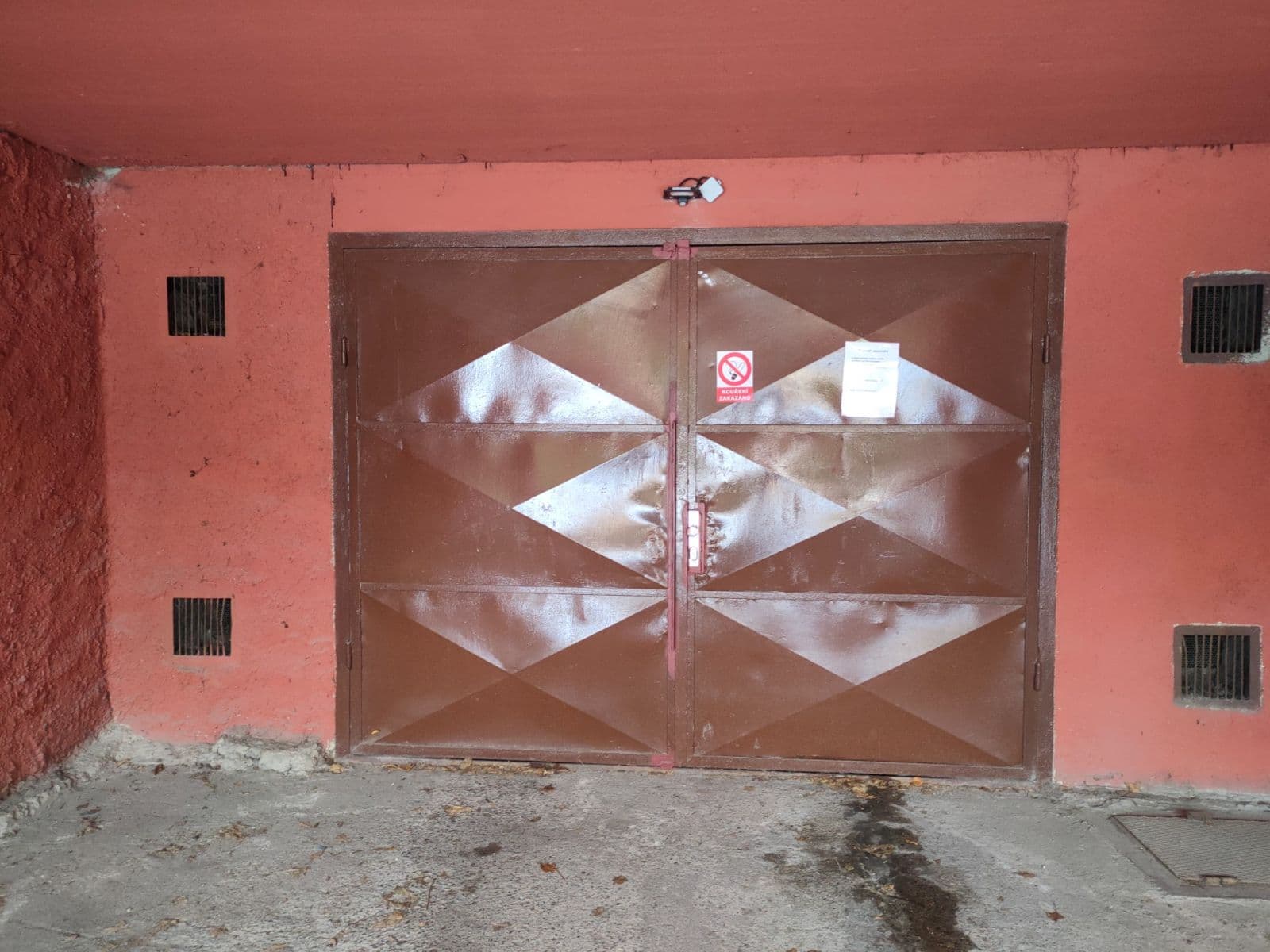 Prenájom garáže 16 m², Bellevue, Kladno, Středočeský kraj Prenájom garáže 16 m², Bellevue, Kladno, Středočeský kraj