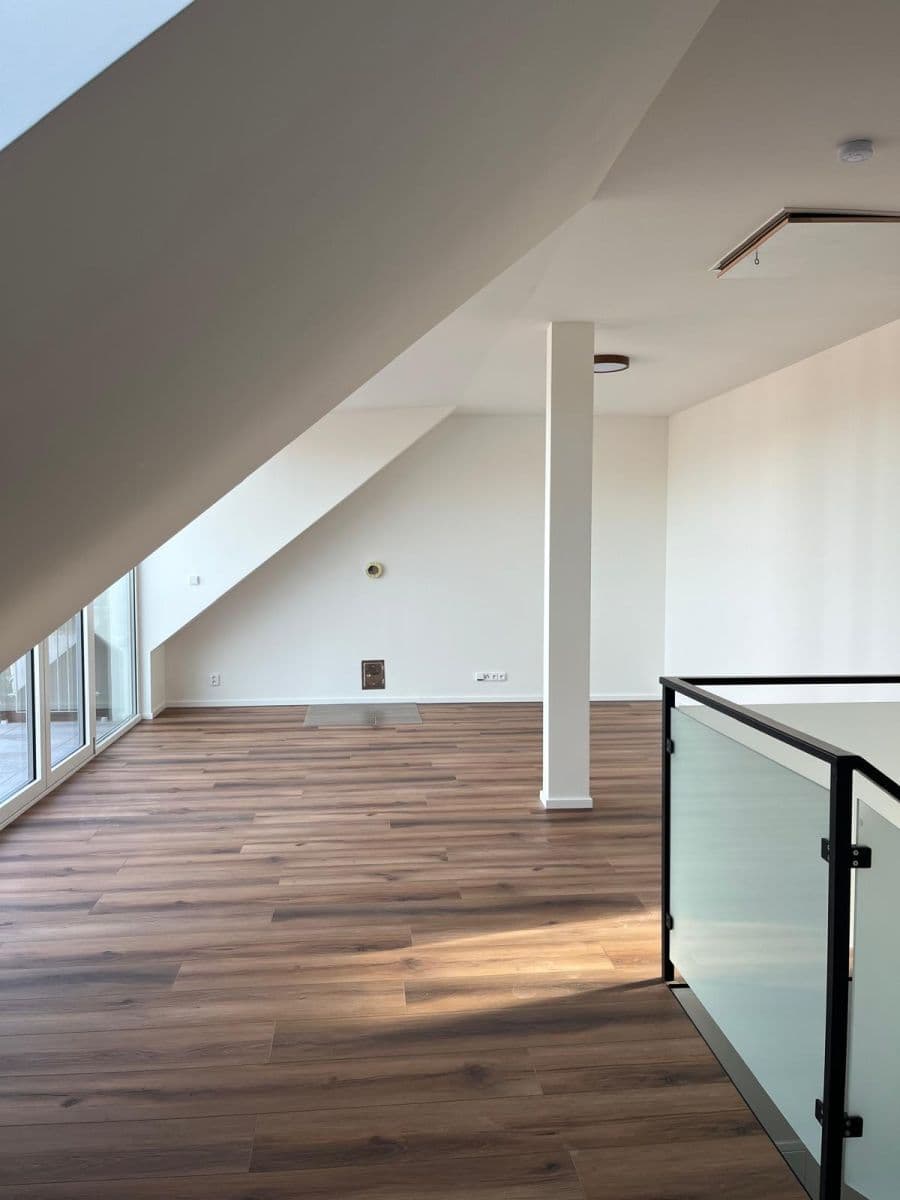 Prenájom bytu 3-izbový 91 m², Šlikova, Praha, Praha Prenájom bytu 3-izbový 91 m², Šlikova, Praha, Praha