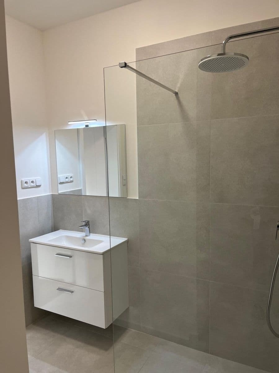 Prenájom bytu 3-izbový 91 m², Šlikova, Praha, Praha Prenájom bytu 3-izbový 91 m², Šlikova, Praha, Praha