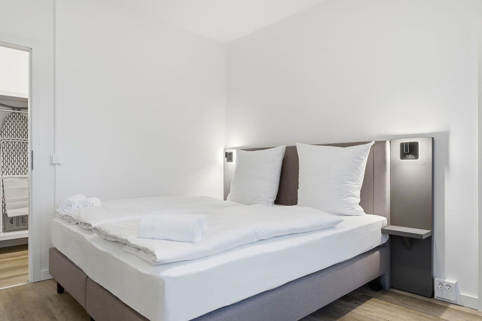 Prenájom bytu 3-izbový 76 m², Voßstraße 11, Berlin, Berlín Prenájom bytu 3-izbový 76 m², Voßstraße 11, Berlin, Berlín