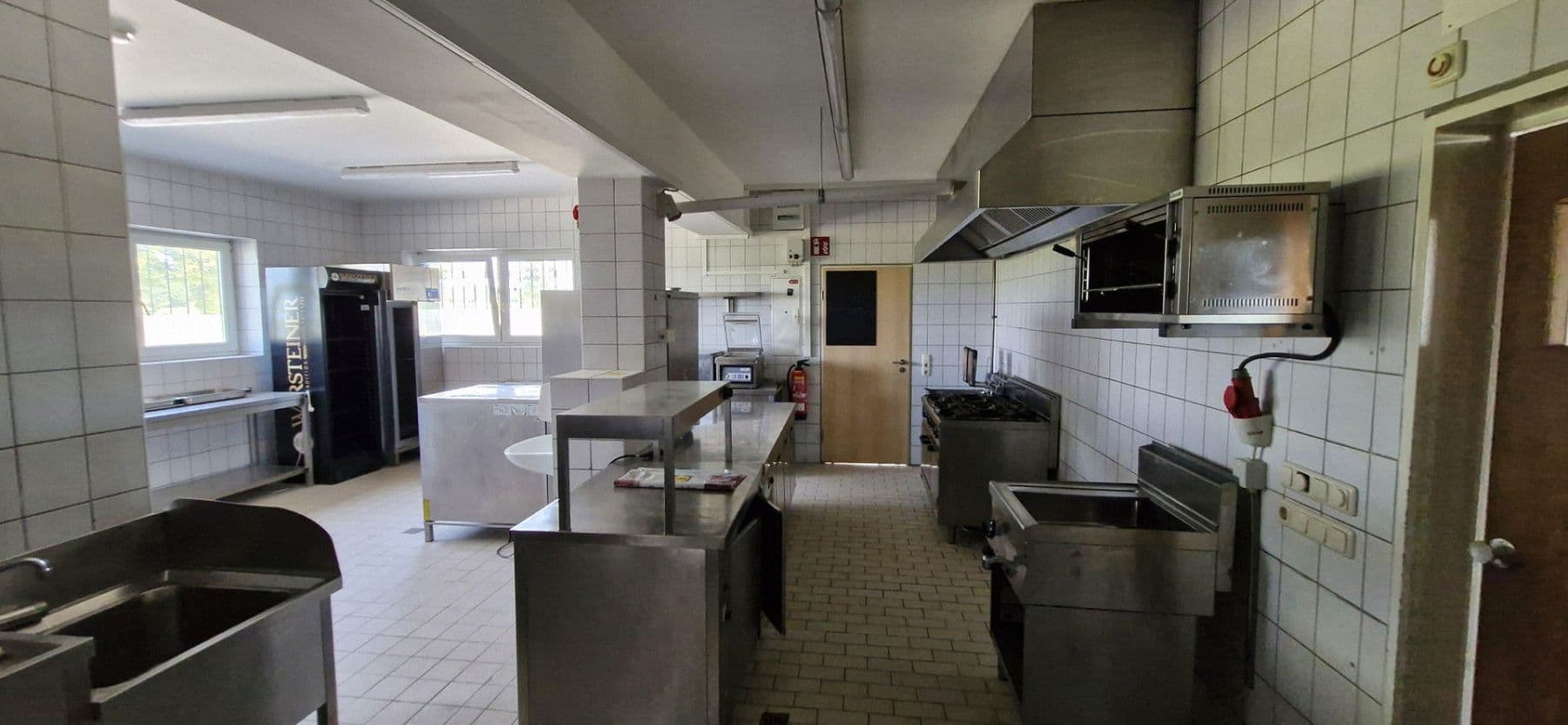 Prenájom nebytového priestoru 380 m², Hirschbergstraße 16, Wielenbach, Bavorsko Prenájom nebytového priestoru 380 m², Hirschbergstraße 16, Wielenbach, Bavorsko