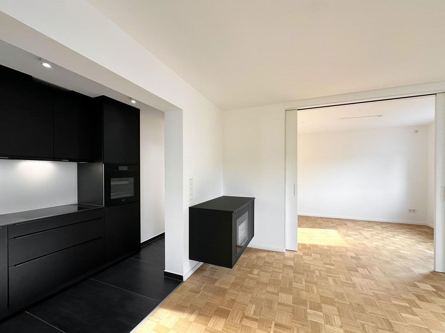 Prenájom bytu 3-izbový 78 m², Frankfurt am Main, Hesensko Prenájom bytu 3-izbový 78 m², Frankfurt am Main, Hesensko