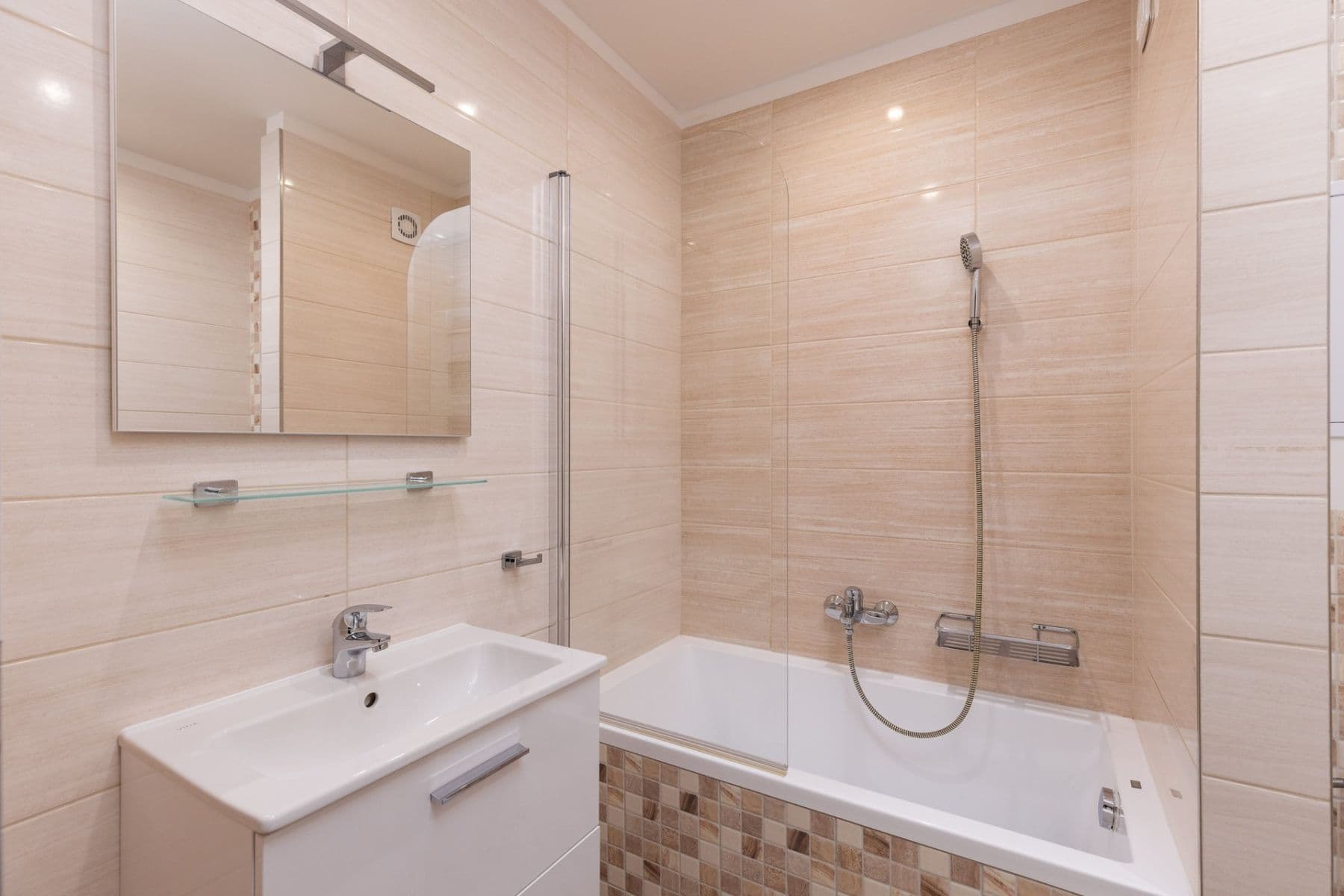 Prenájom bytu 2-izbový 40 m², Golfová, Praha, Praha Prenájom bytu 2-izbový 40 m², Golfová, Praha, Praha