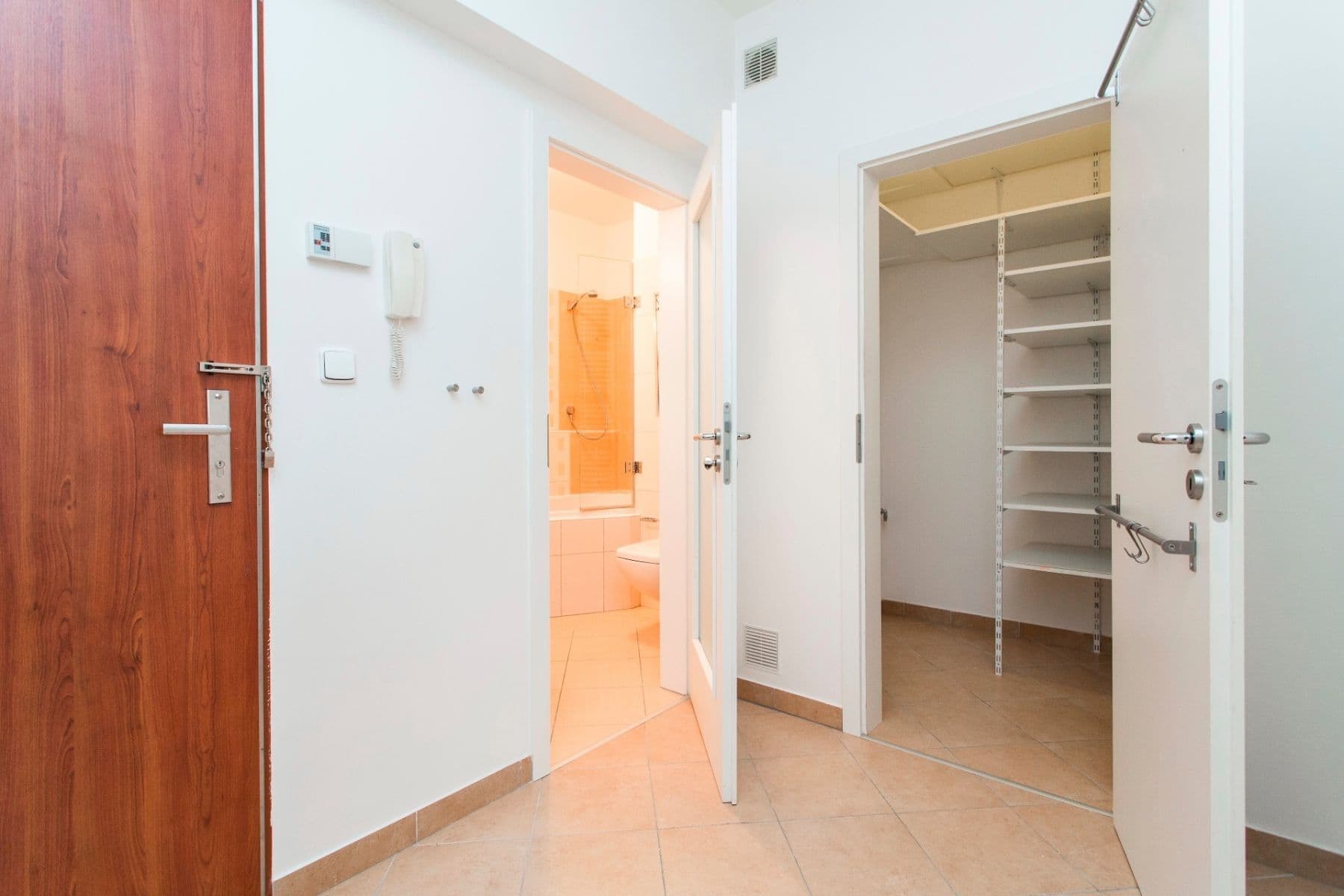 Prenájom bytu 2-izbový 39 m², Raichlova, Praha, Praha Prenájom bytu 2-izbový 39 m², Raichlova, Praha, Praha