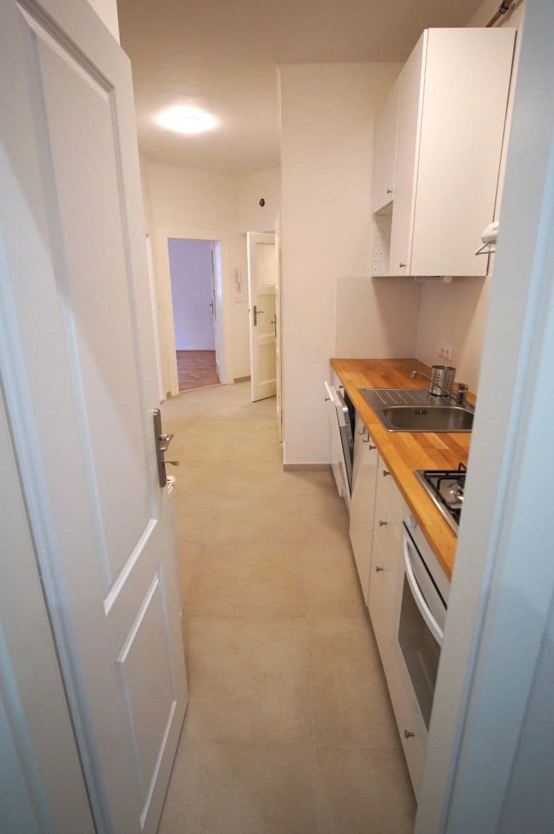 Prenájom bytu 3-izbový 58 m², Biskupcova, Praha, Praha Prenájom bytu 3-izbový 58 m², Biskupcova, Praha, Praha