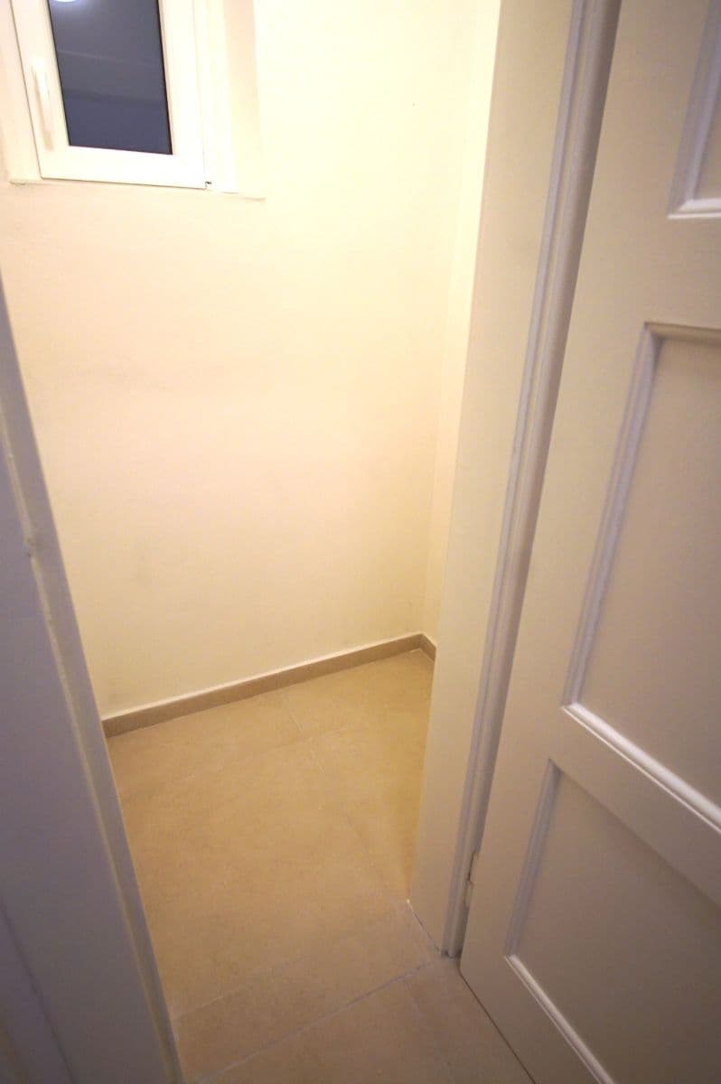 Prenájom bytu 3-izbový 58 m², Biskupcova, Praha, Praha Prenájom bytu 3-izbový 58 m², Biskupcova, Praha, Praha