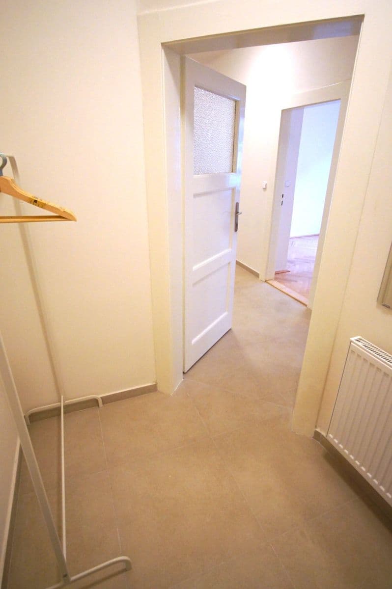 Prenájom bytu 3-izbový 58 m², Biskupcova, Praha, Praha Prenájom bytu 3-izbový 58 m², Biskupcova, Praha, Praha