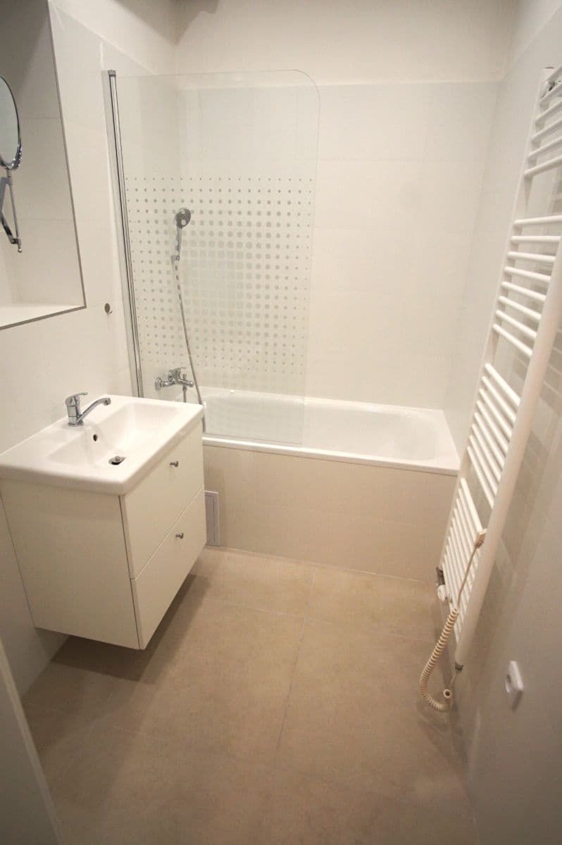 Prenájom bytu 3-izbový 58 m², Biskupcova, Praha, Praha Prenájom bytu 3-izbový 58 m², Biskupcova, Praha, Praha