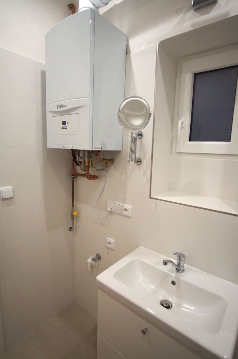 Prenájom bytu 3-izbový 58 m², Biskupcova, Praha, Praha Prenájom bytu 3-izbový 58 m², Biskupcova, Praha, Praha