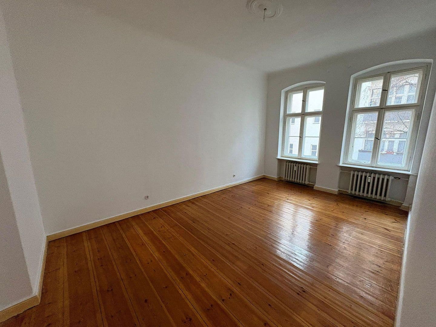Prenájom bytu 3-izbový 85 m², Duisburgerstr. 15, Berlin, Berlín Prenájom bytu 3-izbový 85 m², Duisburgerstr. 15, Berlin, Berlín