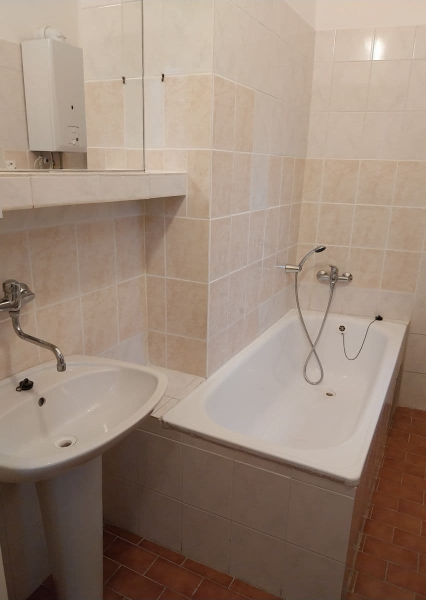 Prenájom bytu 2-izbový 50 m², Hronovická, Pardubice, Pardubický kraj Prenájom bytu 2-izbový 50 m², Hronovická, Pardubice, Pardubický kraj