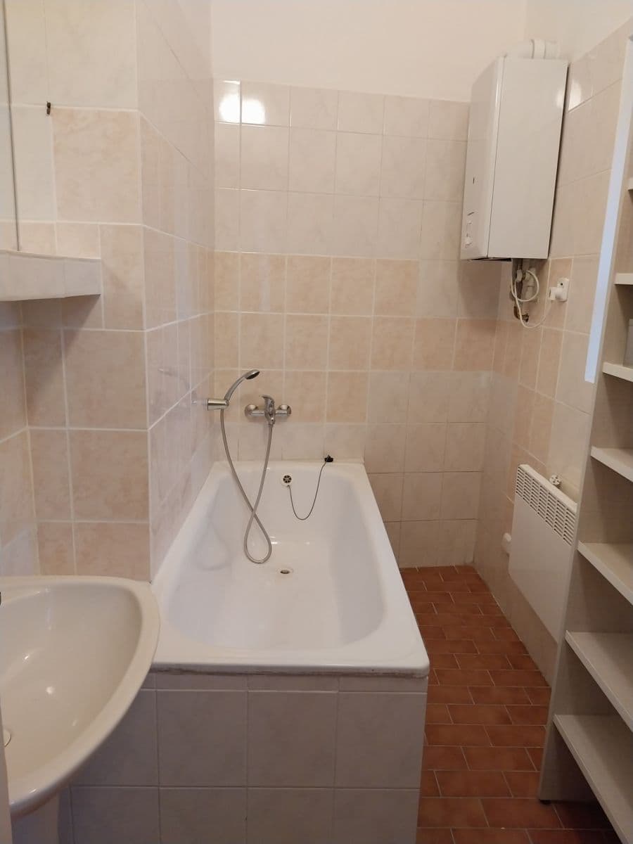 Prenájom bytu 2-izbový 50 m², Hronovická, Pardubice, Pardubický kraj Prenájom bytu 2-izbový 50 m², Hronovická, Pardubice, Pardubický kraj