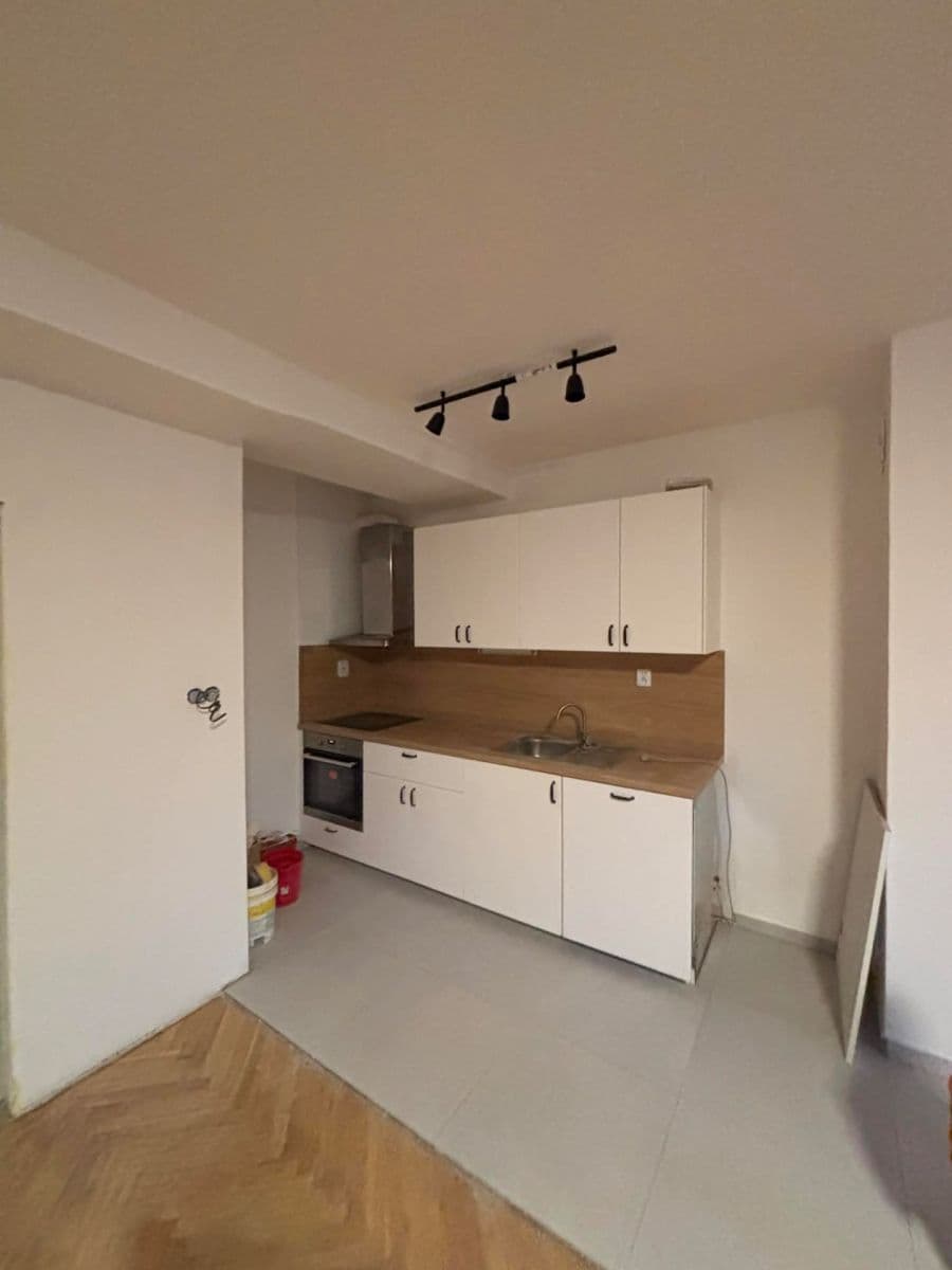 Prenájom bytu 3-izbový 77 m², Ke Dvoru, Praha, Praha Prenájom bytu 3-izbový 77 m², Ke Dvoru, Praha, Praha