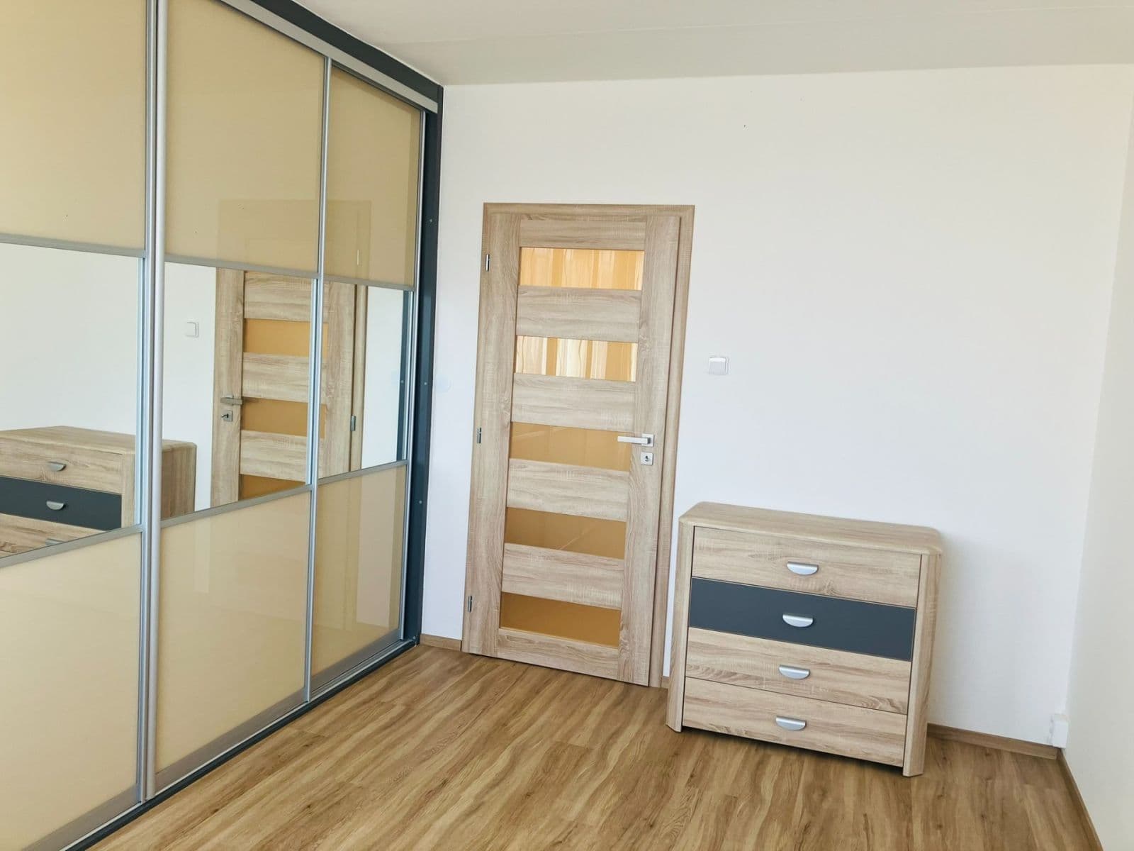Prenájom bytu 3-izbový 74 m², U Sluncové, Praha, Praha Prenájom bytu 3-izbový 74 m², U Sluncové, Praha, Praha