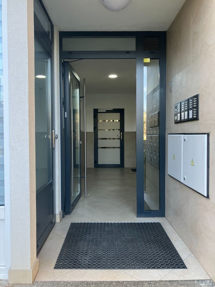 Prenájom bytu 3-izbový 74 m², U Sluncové, Praha, Praha Prenájom bytu 3-izbový 74 m², U Sluncové, Praha, Praha