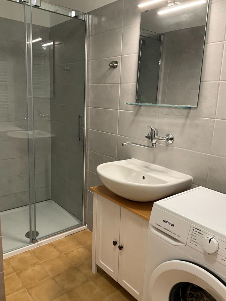 Prenájom bytu 1-izbový 38 m², nám. Krále Jiřího z Poděbrad, Řevnice, Středočeský kraj Prenájom bytu 1-izbový 38 m², nám. Krále Jiřího z Poděbrad, Řevnice, Středočeský kraj