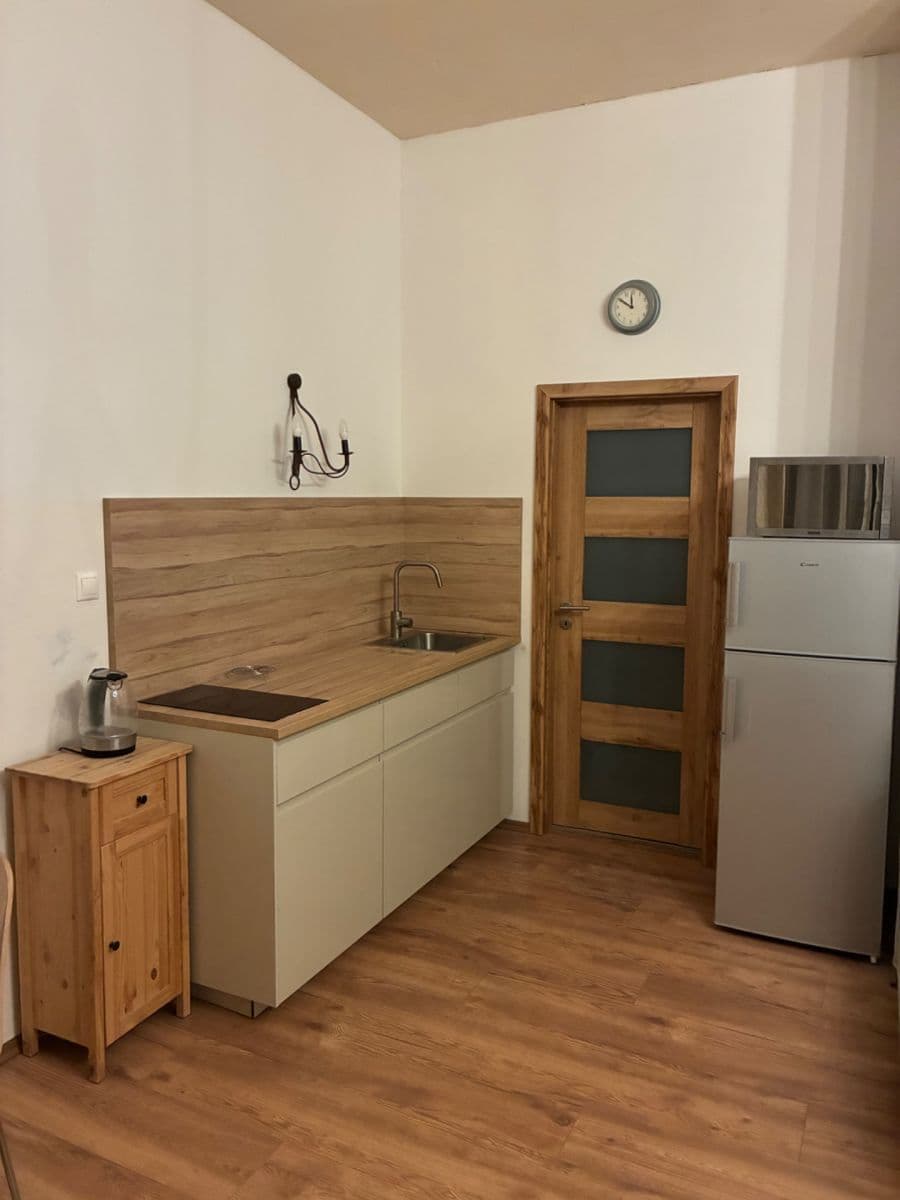 Prenájom bytu 2-izbový 43 m², Pod Dvorem, Praha, Praha Prenájom bytu 2-izbový 43 m², Pod Dvorem, Praha, Praha
