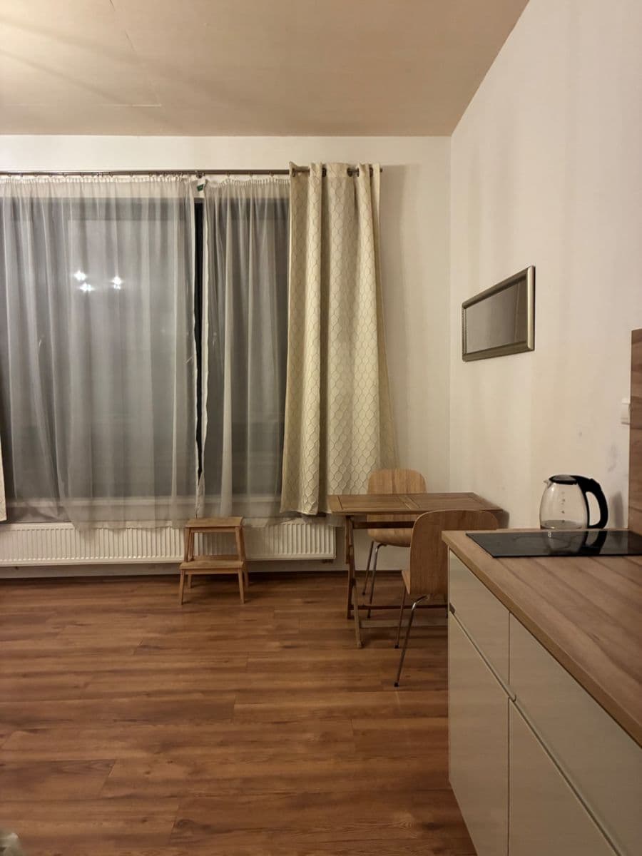 Prenájom bytu 2-izbový 43 m², Pod Dvorem, Praha, Praha Prenájom bytu 2-izbový 43 m², Pod Dvorem, Praha, Praha
