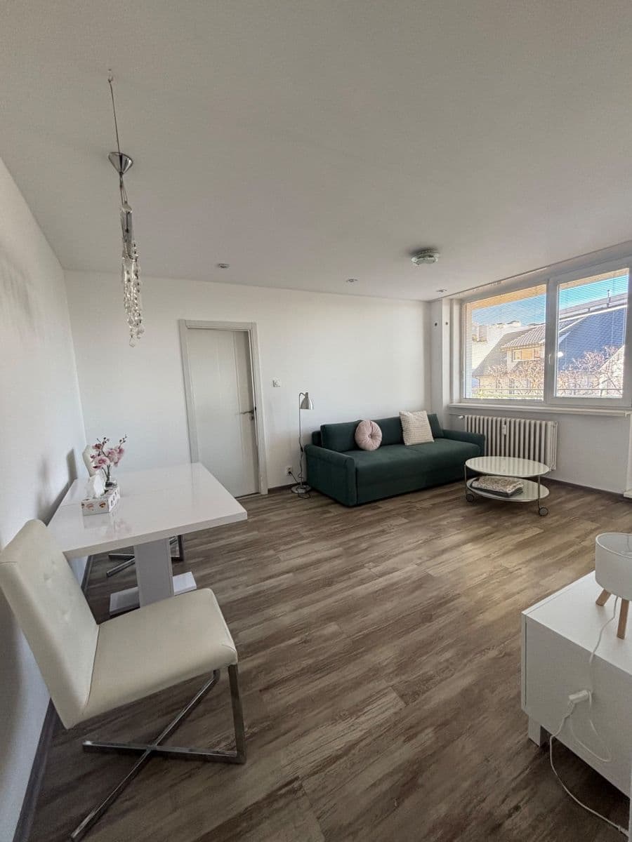 Prenájom bytu 3-izbový 63 m², Nové Mesto, Bratislavský kraj Prenájom bytu 3-izbový 63 m², Nové Mesto, Bratislavský kraj